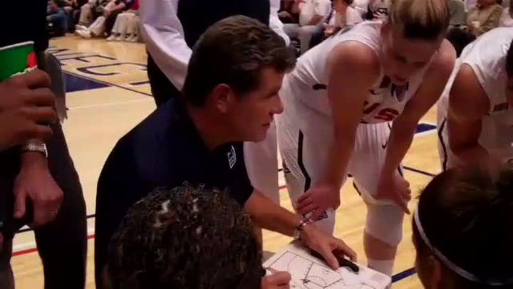 Geno Auriemma During A Time Out 91010