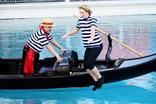 Venetian gondolier candidates immerse themselves in “jump test”