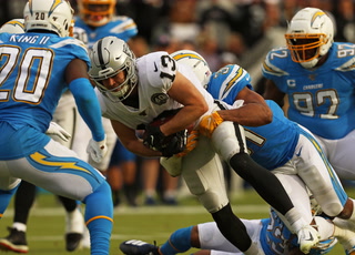 Raiders say they pushed through adversity for W over Chargers – VIDEO