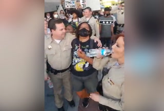 Las Vegas police walk side-by-side with Black Lives Matter protesters – Video