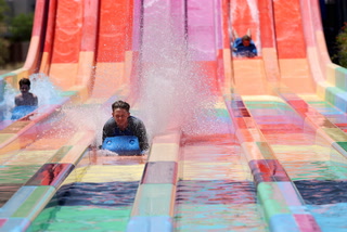 Wet’n’Wild opens to the public – Video