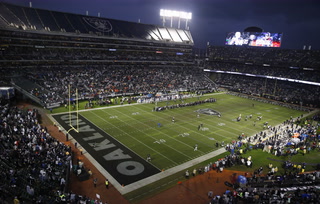 Vegas Nation Mailbag: Will the Raiders play in Oakland next season?