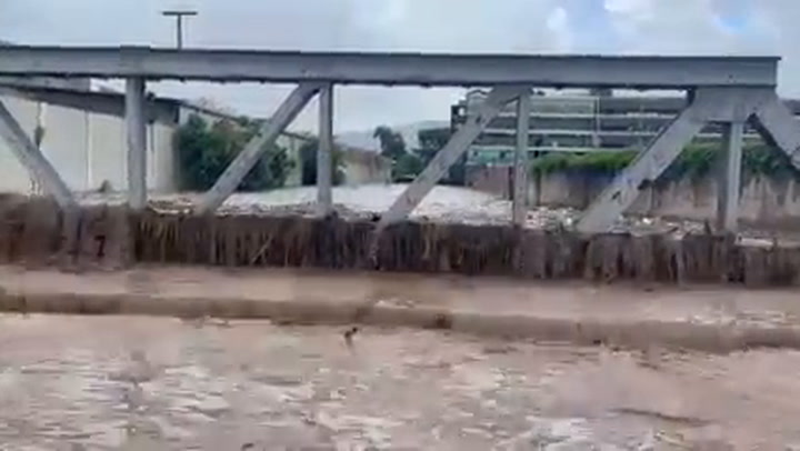 西特立尼达岛被洪水淹没，司机们被敦促小心废墟