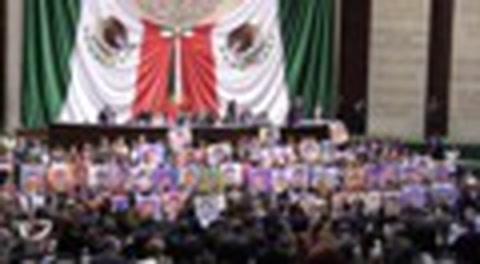 Pasan lista a los 43 de Ayotzinapa en San Lázaro 