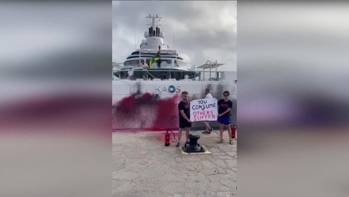 Un barco con la bandera de Jamaica ha sido pintado por activistas climáticos en España
