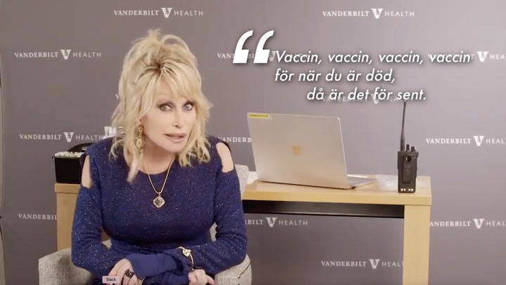 Se när en sjungande Dolly Parton får sin spruta med vaccin mot covid-19