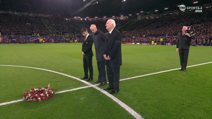 Ten Hag lays flowers as Man United pay tribute to Bobby Charlton
