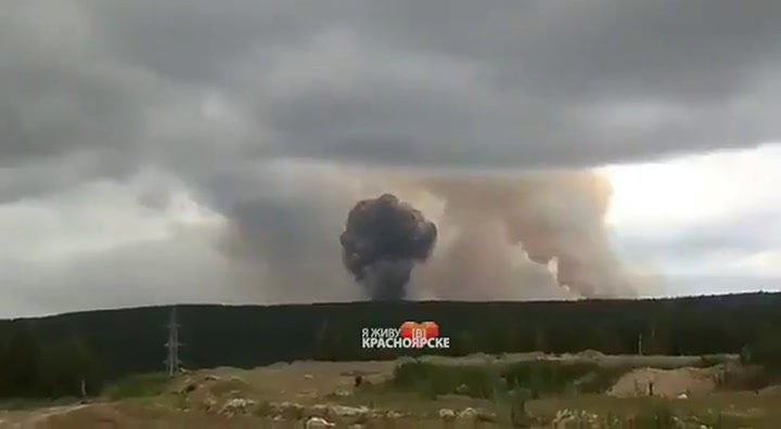 La impresionante explosión de un almacén de munición en Rusia - Fuente: Twitter