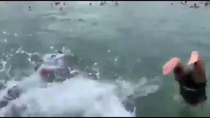 El insólito video que Jair Bolsonaro publicó en Twitter, rodeado de público en la playa