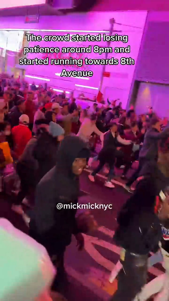 Los fanáticos de SShakira y Karol G desataron el caos este lunes en Times Square
