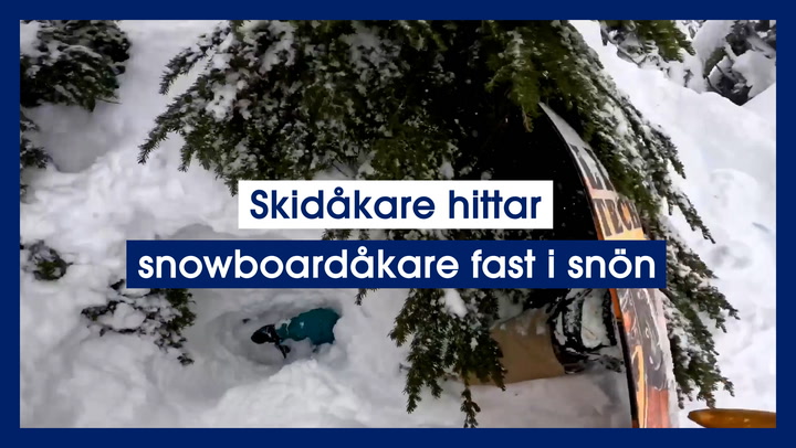 Skidåkare hittar snowboardåkare fast i snön
