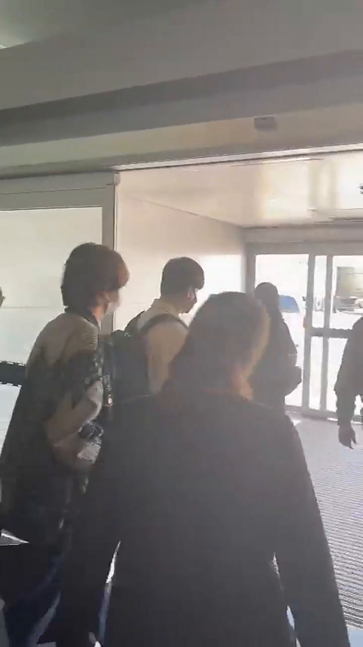 El cantante de BTS en el Aeropuerto de Ezeiza (Video: Twitter)