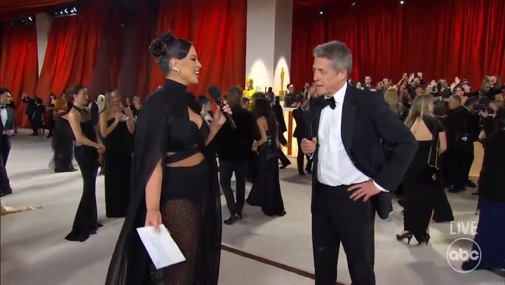 El incómodo momento que protagonizaron Ashley Graham y Hugh Grant en la alfombra de los Oscar