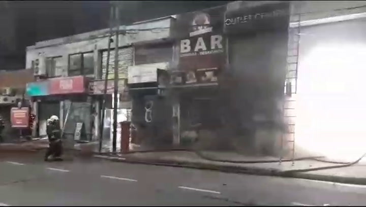 Incendio en un depósito en Flores: el fuego alcanzó a comercios linderos y fueron atendidas 10 personas