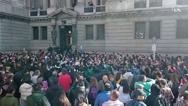 Manifestantes kirchneristas en apoyo a CFK afuera del Congreso