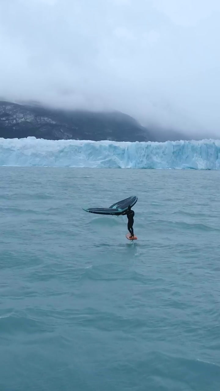 Yago Lange navega en el glaciar Perito Moreno