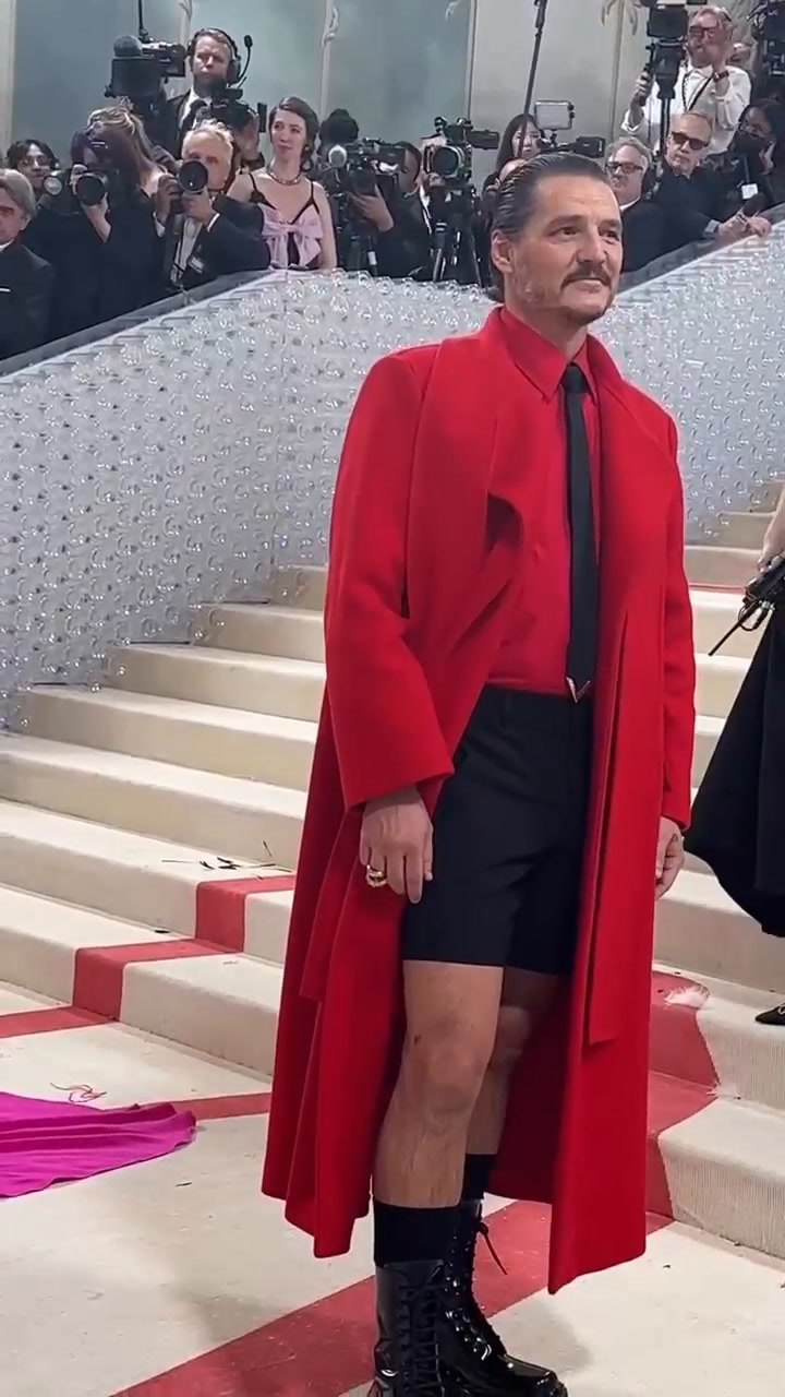 Pedro Pascal “de rojo” en la alfombra roja de la MET Gala 2023