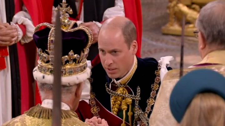 Moment Prince William pays homage to his father during coronation ceremony