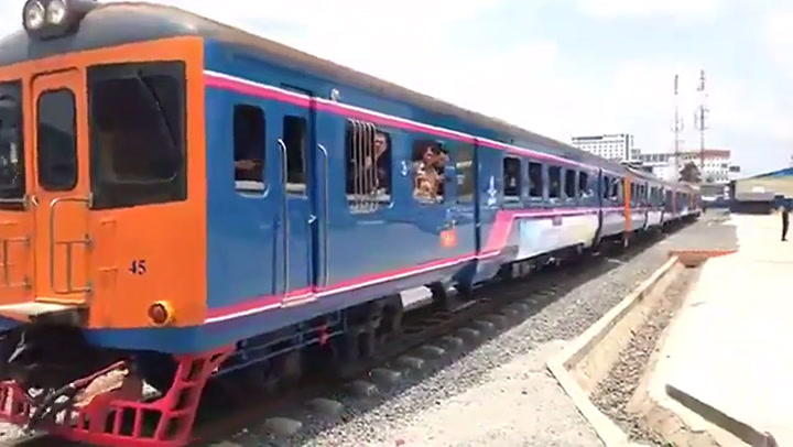 Los primeros ministros de Cambodia y Tailandia celebran el viaje del tren que vuelve a funcionar - F