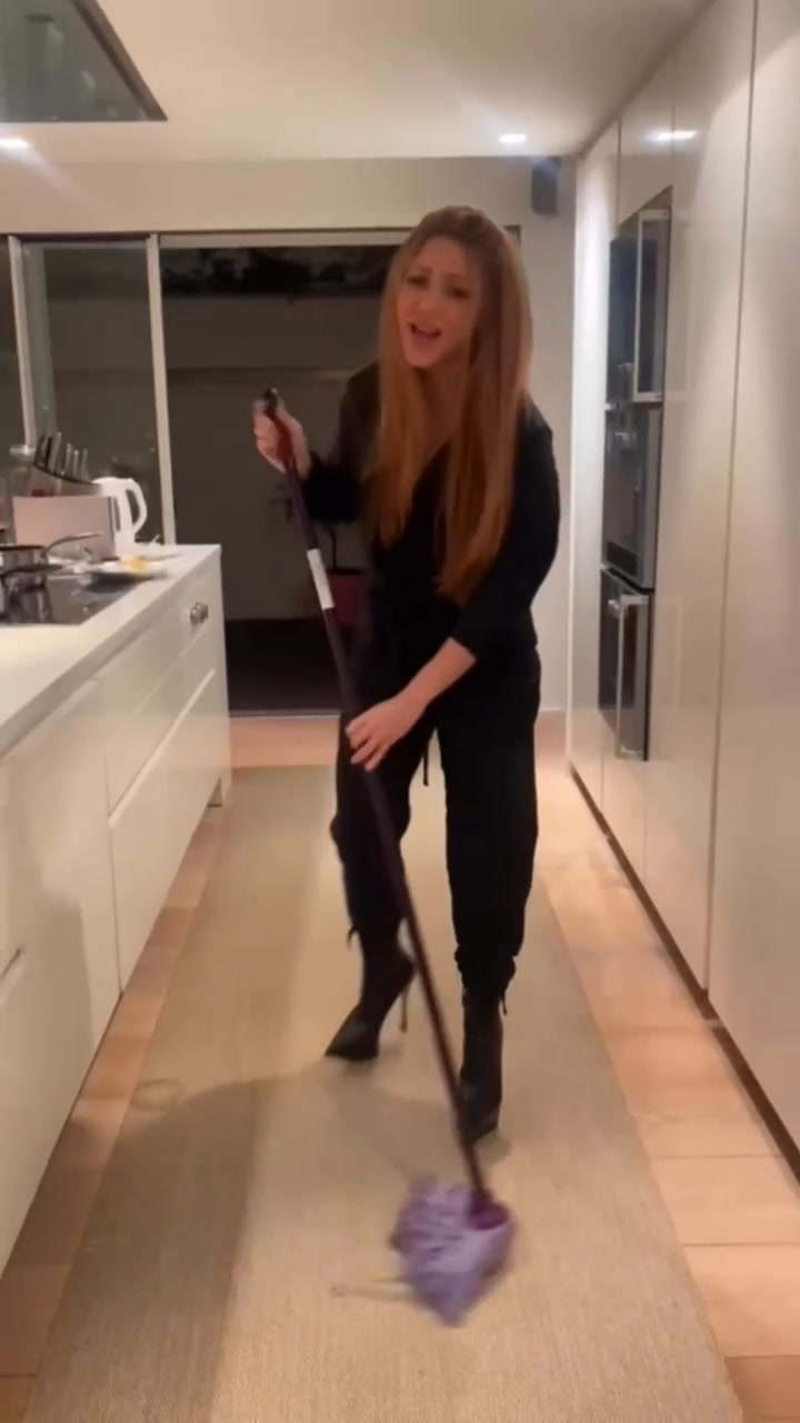 Shakira compartió un video limpiando su casa y sorprendió a sus seguidores