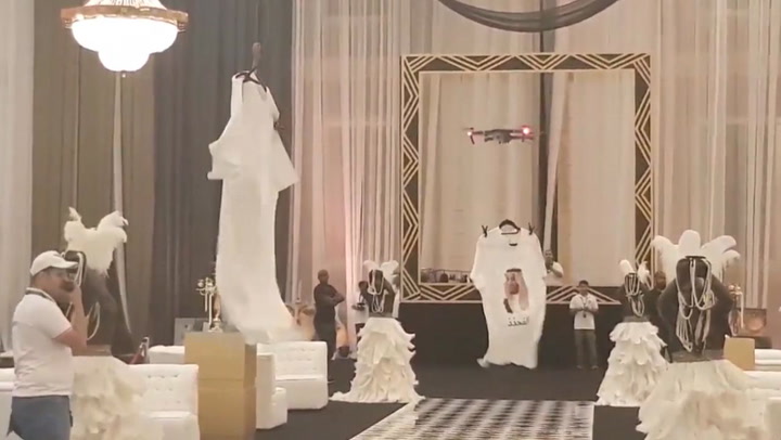 exégesis Arancel equilibrio Saudi Fashion Show Replaces Runway Models With Drones | Time