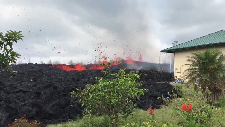 Impresionantes saltos de lava registrados al lado de una casa - Fuente: Facebook Shane Turpin