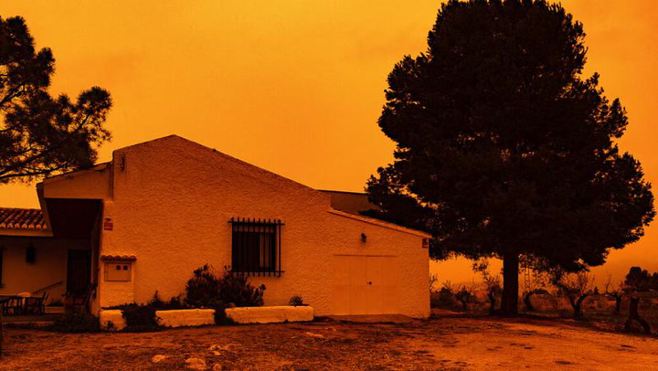 Parte de España amanece con esta enorme nube de polvo y cielos anaranjados 