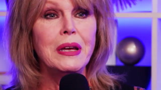 Joanna Lumley reveals why she will never use a mobile phone