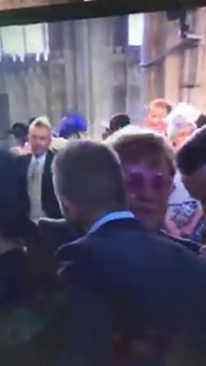 En medio de la boda real, Elton John y David Beckham se besaron en los labios - Fuente: Twitter