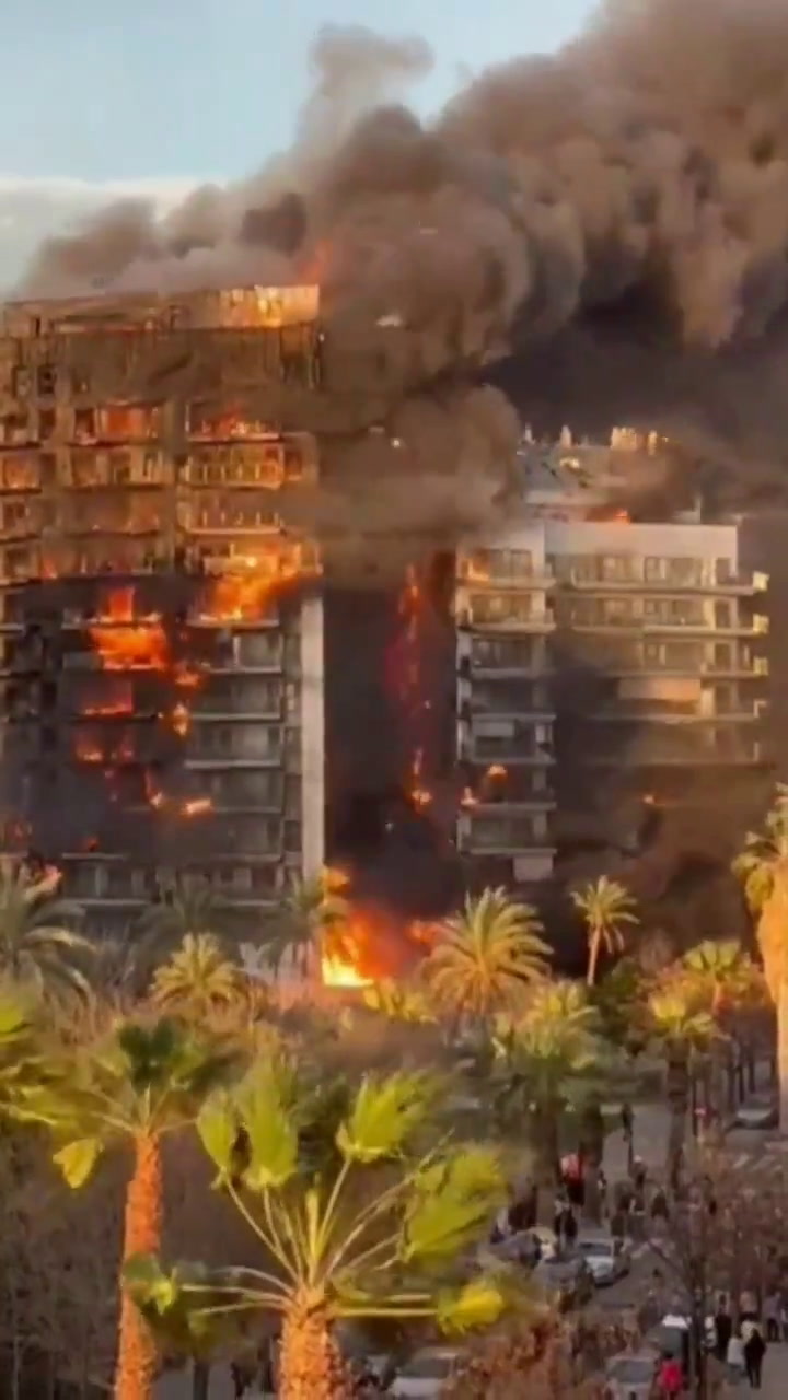 España: se incendiaron dos edificos en Valencia