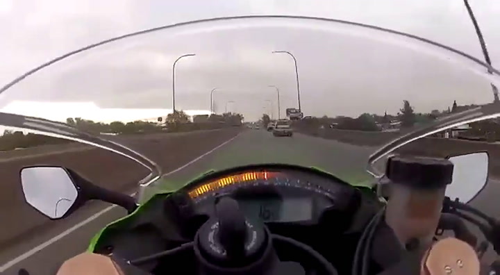 Se grabó mientras conducía su moto a 300 km/h - Fuente: Facebook
