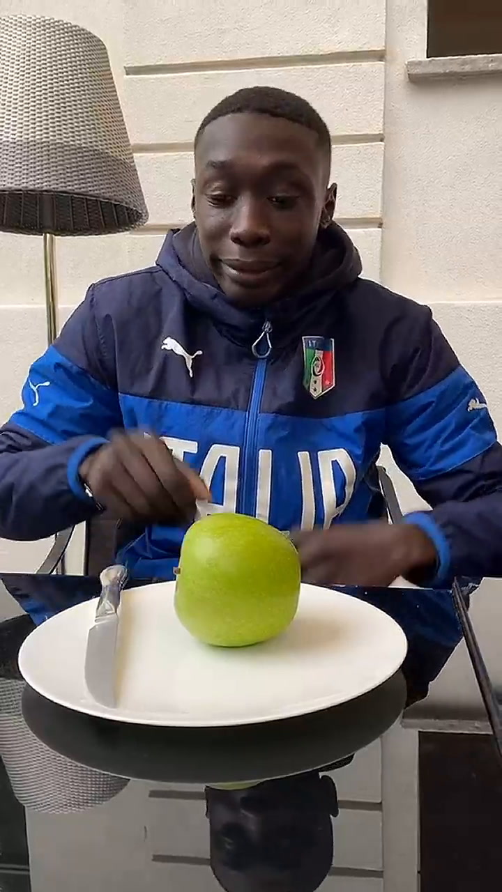 Lame cortando una manzana