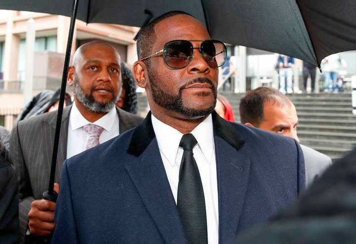 El cantante R. Kelly fue condenado a 30 años de prisión por delitos sexuales
