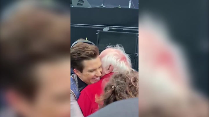 The Killers frontman halts gig to hug injured crowd-surfing pensioner.mp4