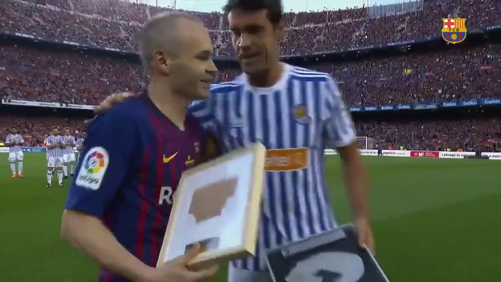 La plaqueta recibida en el Camp Nou - Fuente: Twitter