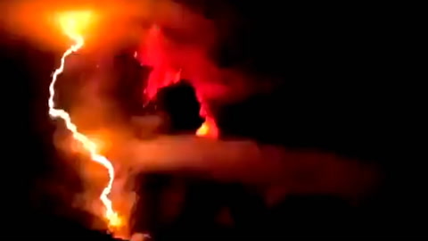 Video: Vulkanutbrudd: flere hundre evakueres 