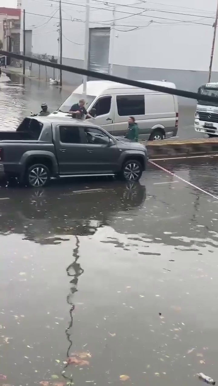 Avellaneda: un conductor atropelló a un vecino del barrio Piñeyro que le impedía el paso por una calle inundada