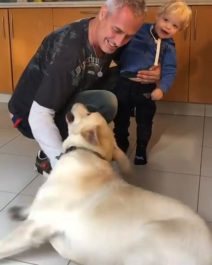 Marley con Mirko a upa y el perro Bailey revoloteando por todos lados. Fuente: Instagram