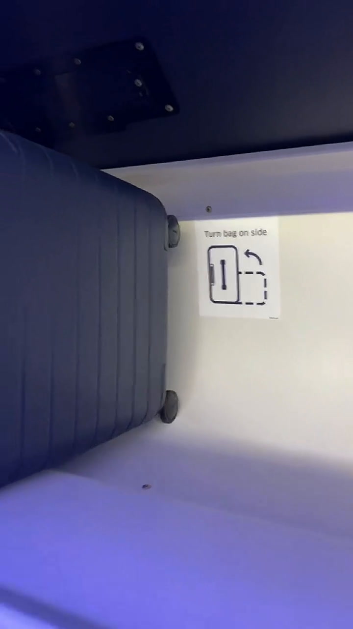La forma correcta de acomodar las maletas en el avión, de acuerdo con United Airlines
