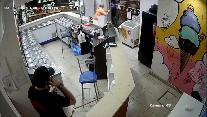 Feroz enfrentamiento entre los empleados de una heladería y dos “vendedores ambulantes” en Palermo 2