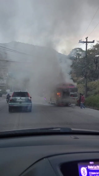 Bus de Ojojona toma fuego en la carretera al sur
