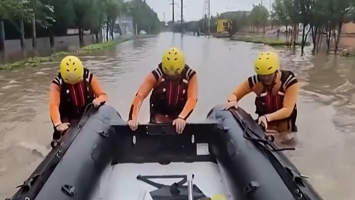Rescuers use rafts to evacuate flood victims in northern China.mp4