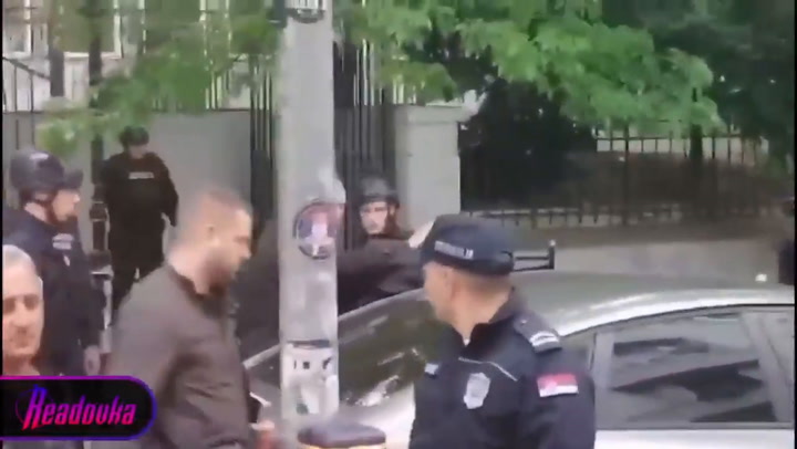 Kost Kecmanović siendo retirado de la escuela por la policía