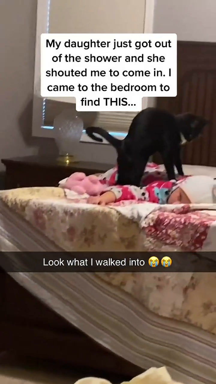 Una mujer se encontró una increíble escena cuando llegó al cuarto a ver a su hija