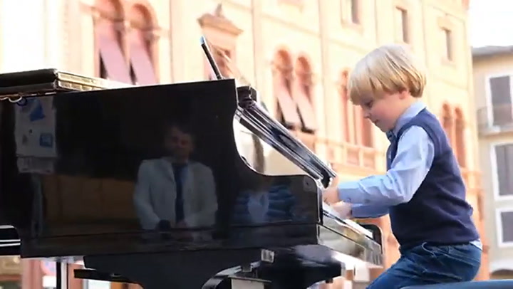 Alberto Cingolani ejecuta una pieza de Evard Grieg