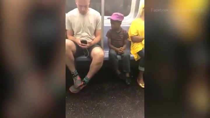 Un nene no dejaba de mirar su celular y él se lo dio  - Fuente: Youtube