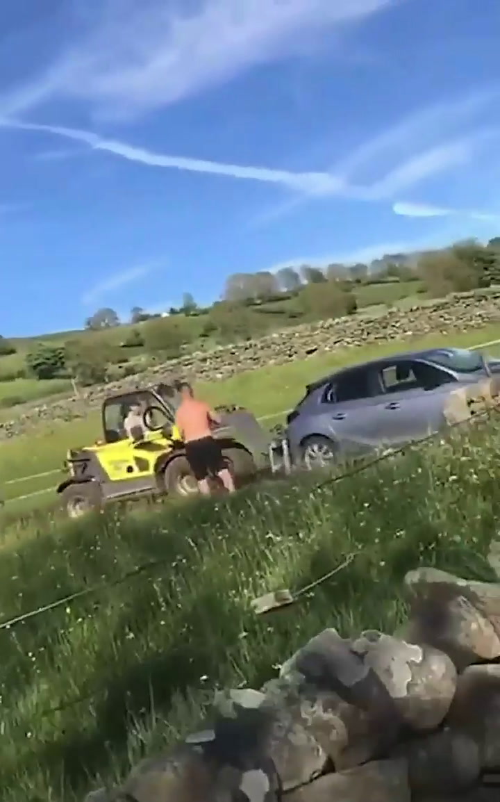 Un productor furioso usó un tractor para voltear un auto que bloqueaba su tranquera