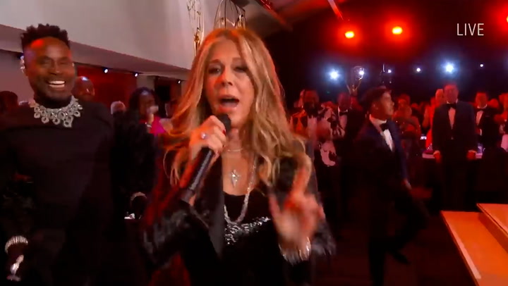 Rita Wilson pays tribute to Biz Markie by rapping at the Emmys