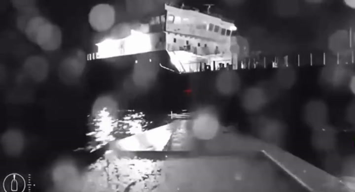 Veľký požiar pri Kerčskom moste, na ruský tanker pri Kryme udreli ukrajinské drony so 450 kilami TNT
