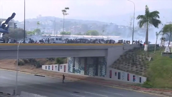 Los violentos disturbios en Caracas entre el ejército y opositores al gobierno - Fuente: BBC